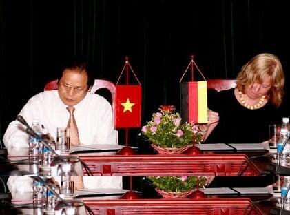 10 HỢP TÁC GIỮA TRƯỜNG ĐH KHXH& NV HN VỚI VIỆN ROSA LUXEMBURG